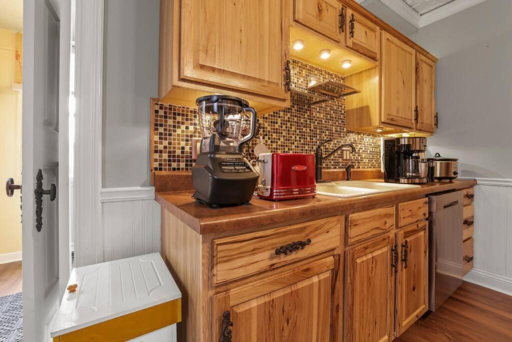 Charming Victorian Home - 2 Minutes To Downtown Ланкастър Екстериор снимка